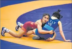  ?? VIPIN KUMAR/HT PHOTO ?? ■
Vinesh Phogat on way to beating Thi Ly Kieu of Vietnam for the bronze medal.