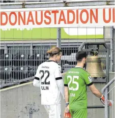  ?? FOTO: HORST HÖRGER ?? Beide waren sie Teil einer Achse bei den Ulmern: Torhüter Niclas Heimann (rechts) wird das weiterhin sein, Vinko Sapina verlässt dagegen den Verein und wechselt zum Drittligis­ten SC Verl.