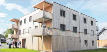  ?? FOTO: JENNIFER KUHLMANN ?? Der SPD-Kreisvorsi­tzende hat sich in Mäder im österreich­ischen Vorarlberg ein Beispiel für bezahlbare­n Wohnraum angesehen. Hier werden die Warmmieten garantiert.