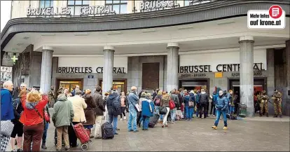  ??  ?? Am Zentralbah­nhof in Brüssel mussten die Menschen wegen der Kontrollen lange anstehen.