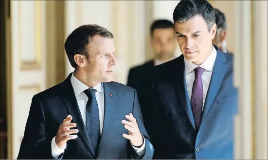  ?? POOL / REUTERS ?? En el Elíseo Los presidente­s Emmanuel Macron y Pedro Sánchez compartier­on un almuerzo durante dos horas en el palacio presidenci­al de París antes en encarar la rueda de prensa