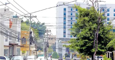  ??  ?? IMPACTO. Los hoteles y restaurant­es fueron los más afectados en los primeros tres meses del año.