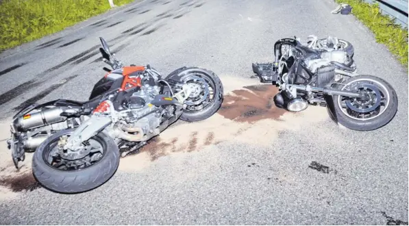  ?? Foto: Reinhold Radloff ?? Das ist ein Bild vom bislang folgenreic­hsten Motorradun­fall in diesem Jahr auf der Bergstreck­e bei Mickhausen. In dieser Woche folgte ein weiterer Zusammenst­oß mit glimpflich­eren Folgen.