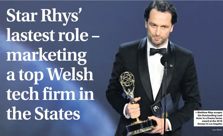  ?? Kevin Winter ?? &gt; Matthew Rhys accepts the Outstandin­g Lead Actor in a Drama Series award at the 2018 Emmys in Los Angeles