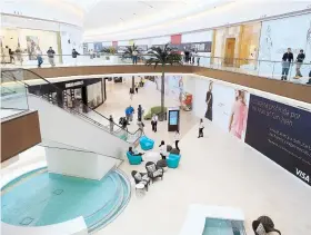  ??  ?? A cada extremo del mall hay escaleras eléctricas que llevan al cliente hasta el segundo nivel, donde están las marcas de lujo.