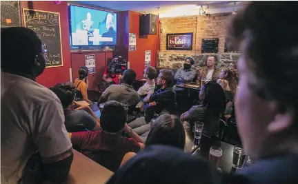  ?? PHOTOS: PIERRE OBENDRAUF ?? Members of the Political Science Students Associatio­n of Concordia University watch the English-language debate at a downtown brew pub earlier this week.