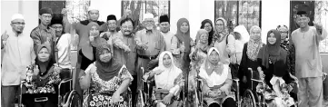  ??  ?? Doing charity during Ramadan by donating wheelchair­s to the needy.