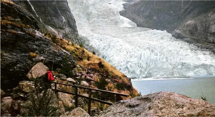  ?? Fotos Leonardo Neiva/Folhapress ?? Glaciar Serrano, no extremo sul da Patagônia chilena