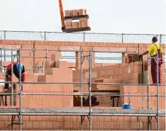  ?? Symbolfoto: Armin Weigel, dpa ?? Wie und wo soll im Gemeindege­biet Hollenbach gebaut werden? Der Gemeindera­t hat am Donnerstag viel über Grundsätzl­iches diskutiert.