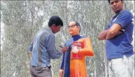  ?? HT PHOTO ?? The saffron statue of BR Ambedkar gets a blue shade after BSP MLA Hemendra Gautam made arrangemen­ts to repaint it in Badaun, Uttar Pradesh, on Tuesday.