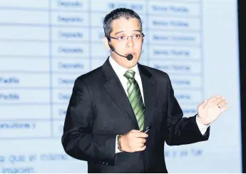  ??  ?? TRABAJO. Odir Fernandez presentó en San Pedro Sula los detalles de las líneas de investigac­ión del Consejo Nacional Anticorrup­ción.