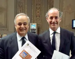  ??  ?? Coppie A destra, la foto che immortala la firma della pre intesa. Da sinistra Gian Claudio Bressa allora sottosegre­tario e Luca Zaia. Sotto, da sinistra, Simonetta Rubinato e Gessica Rostellato