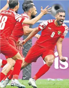  ?? ?? Os jogadores jordanos celebram a qualificaç­ão