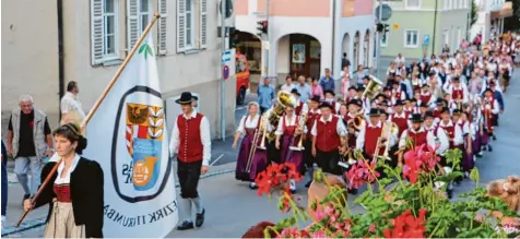  ?? Foto: Peter Bauer ?? Jahr für Jahr ein farbenpräc­htiger Anblick: Der Zug vom Marktplatz Richtung Festzelt. Unser Bild entstand 2016.