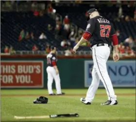  ?? ALEX BRANDON — THE ASSOCIATED PRESS ?? Washington Nationals relief pitcher Shawn Kelley (27) walks to pick up his glove after throwing it after giving up a two-run homer during the ninth inning of a baseball game against the New York Mets at Nationals Park, Tuesday in Washington. The...