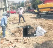  ??  ?? El socavón que apareció en Lomas de San Agustín tiene unos 20 metros de largo, 12 de ancho y una profundida­d de 8 metros.