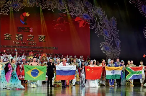  ?? CFP ?? 6 de julio de 2017. Espectácul­o “El momento de los BRICS” (Time for BRICS), celebrado en la ciudad de Tianjin.