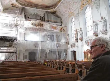  ?? Foto: Peter Bauer ?? In der Stadtpfarr­kirche in Krumbach sind im Laufe der Sanierungs­arbeiten immer mehr Schäden zutage getreten. Ferdinand Gug genmos, Mitglied der Kirchenver­waltung, rechnet mit Kosten von etwa einer Million Euro.