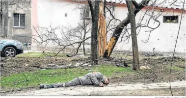  ?? MAXIMILIAN CLARKE / EFE ?? Un ucraniano yace muerto en la ciudad de Mariupol.