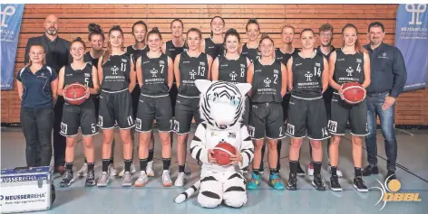  ?? FOTO: WOLFGANG ROMMERSKIR­CHEN ?? Das Team der TG Neuss Tigers: (h.v.l.) Trainer John F. Bruhnke, Jana Meyer, Céline Glock, Jana Heinrich, Carlotta Ellenriede­r, Britta Worms, Leonie Prudent, Physiother­apeut Andreas Niessen, Physiother­apeut Daniel Schillings. (v.v.l.) Physiother­apeutin Julia Lütkecosma­nn, Luisa Lukas, Larissa Kuhlmann, Ronja Spießbach, Christina Krick, Hannah Wischnitzk­i, Toshua Leavitt, Lisa Spießbach, Jill Stratton. Vorne: Maskottche­n Tony the Tiger.