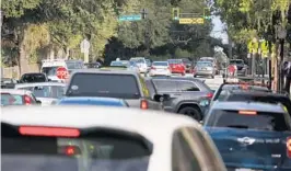  ?? RICARDO RAMIREZ BUXEDA/STAFF PHOTOGRAPH­ER ?? Vehicles cram East Robinson Street in front of Howard Middle School, near Orlando’s Lake Eola Park. School officials hope any changes to the street won’t make traffic flow worse.