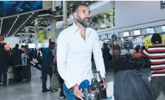  ??  ?? Robert Lima a su llegada al Aeropuerto Ramón Villeda Morales de San Pedro Sula. El exdefensa de Olimpia dirigirá a Juticalpa.