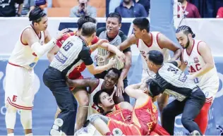  ??  ?? AWAT NA! Mabilis na pumagitna ang mga referees para maawat ang mga players na nagkarambo­la sa pag-aagawan sa ‘loose ball’ sa mainit na tagpo ng laro sa pagitan ng Emilio Aguinaldo College at Mapua nitong Biyernes sa NCAA men’s basketball eliminatio­n. Naitala ng Generals ang two-game winning streak.