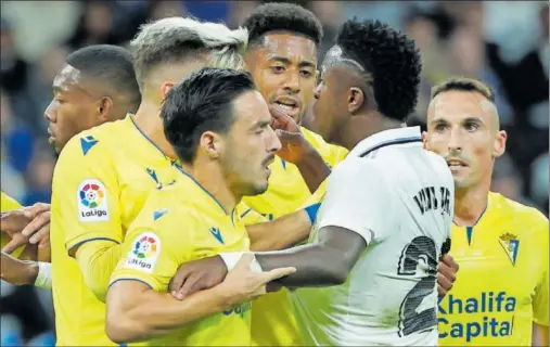  ?? ?? Los jugadores del Cádiz se enzarzan con Vinicius en un momento del partido.