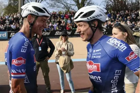  ?? FOTO BELGA ?? Mathieu van der Poel en Jasper Philipsen: “Als we voor de groene trui in de Tour gaan, zal het met Jasper zijn. En ik zal hem met veel plezier een handje helpen.”