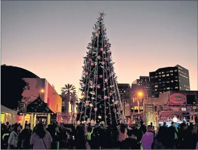  ?? PATRICK TEHAN — STAFF ARCHIVES ?? Crowds enjoy Christmas in the Park in Plaza de Cesar Chavez in downtown San Jose in 2016.