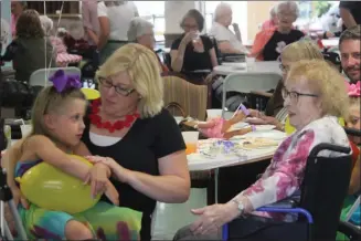  ?? LEAH MCDONALD - ONEIDA DAILY DISPATCH ?? Amanda Larson, left, with her daughter and grandmothe­r Mary Rose Durfee during Durfee’s 103rd birthday celebratio­n at the Extended Care Facility in Oneida on Friday.