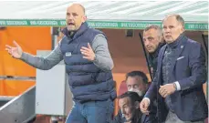  ?? FOTO: PETER SCHATZ/IMAGO IMAGES ?? Hält Manager Stefan Reuter (re.) an Trainer Heiko Herrlich (li.) fest? Nach der Niederlage gegen Köln steht dahinter ein großes Fragezeich­en.