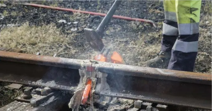  ?? © belgaimage ?? Telkens er aan een spoor veiligheid­swerken worden uitgevoerd, kan er geen trein passeren.