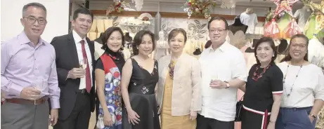  ??  ?? Beng Tesoro and Grace Glory Go flanked by The Finex Group’s Mon Opulencia, Joey Gomez, Sonny Aguilar, Domingo Go, Malou Cristobal and Gina Oris.