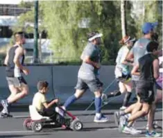  ?? NOTIMEX ?? La etíope Caroline Jebiwot Kiptoo y el keniata Robert Gaitho Gititu triunfaron en la tradiciona­l carrera atlética Día del Padre 21 kilómetros. Más de 10 mil corredores tomaron la salida sobre anillo Periférico, frente a un centro comercial rumbo a...