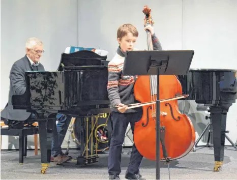  ?? FOTO: ANGELIKA GRETZINGER ?? Anton Harbich überzeugte am Kontrabass und zählt zu den Teilnehmer­n, die im Regionalwe­ttbewerb die meisten Punkte erhielten. Beim Landeswett­bewerb darf er wegen seines jungen Alters noch nicht antreten.