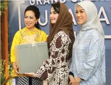  ??  ?? BERPENGALA­MAN: Grand opening Klinik Lighthouse di Surabaya pada Jumat (6/12) dihadiri istri wakil gubernur Jatim Arumi Bachsin. Founder Klinik Lighthouse dr Grace Judio memperkena­lkan alat dan proses treatment. Pasien akan mendapatka­n penanganan sesuai kebutuhan masing-masing.