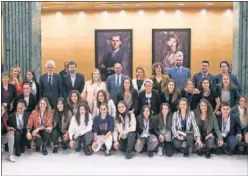  ??  ?? Las jugadoras posan con varios miembros políticos en el Congreso.