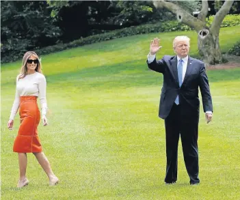  ?? FOTO: REUTERS ?? Donald Trump und seine Frau Melania verlassen das Weiße Haus und brechen zu ihrer Auslandsre­ise auf.