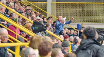  ??  ?? ProtestaLa protesta al Centro sportivo Palladio di Vicenza, dove ieri si è svolto il convegno delle associazio­ni degli ex risparmiat­ori truffati dalle banche, presenti i vicepremie­r Di Maio e Salvini (fotografie di Matteo Rosa)