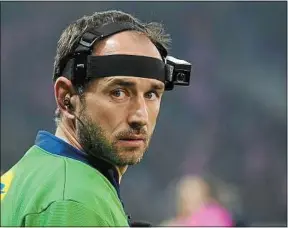  ??  ?? Au rugby, lors de certains matchs, les arbitres ont une caméra sur la tête.