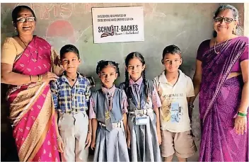  ??  ?? Das Schild verweist auf die Patenschaf­t von Schmitz-Backes für diese Schule in Kalwa, nördlich von Mumbai.