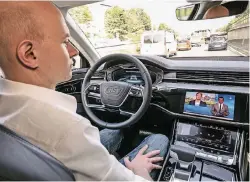  ?? FOTO: AUDI ?? Im neuen Audi A8 kann der Fahrer im Stau die Hände vom Lenkrad nehmen und fernsehen.