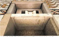 ??  ?? Am Hemmaberg (o.) wurde ein Reliquiens­chrein (li.) entdeckt und rekonstrui­ert (re.). Die Knochen gehören zur ältesten heimischen Heiligen