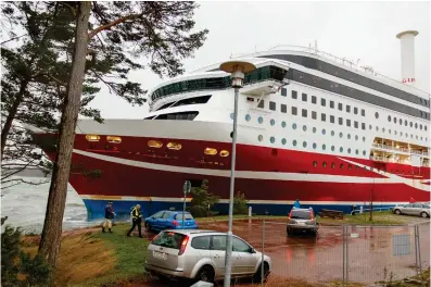  ?? FOTO: JEREMIC SLAVOLJUB/NYA ÅLAND/SPT ?? Kryssnings­fartyget Viking Grace fick bottenkänn­ing i närheten av Mariehamn i lördags. Propellerb­laden på ena sidan måste bytas ut.