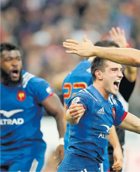  ??  ?? Baptiste Couilloud (centre) leads French celebratio­ns at Stade de France after England were beaten yesterday.