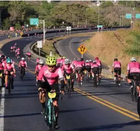  ?? ALONSO TENORIO ?? La ruta 27 se engalanó con los deportista­s.