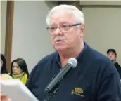  ?? Frédéric Hountondji —photo ?? L’ancien conseiller municipal Robert D’Auzac lisant une déclaratio­n condamnant le limogeage du directeur des loisirs.