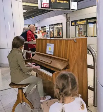  ??  ?? Ein Klavier in der Düsseldorf­er U-Bahn-Haltestell­e Heinrich-Heine-Allee.
