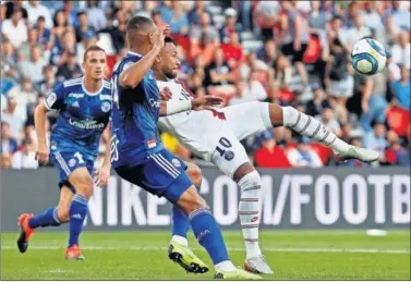  ??  ?? REMATE ACROBÁTICO. Neymar resolvió de esta manera el partido ante el Estrasburg­o en último instante.